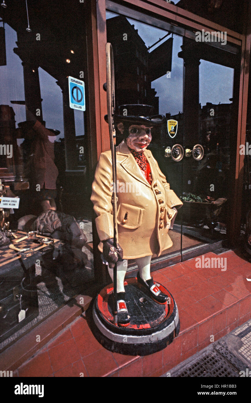 COACHMAN figura al di fuori del negozio di antiquariato, Piccadilly, Londra, 1972 Foto Stock