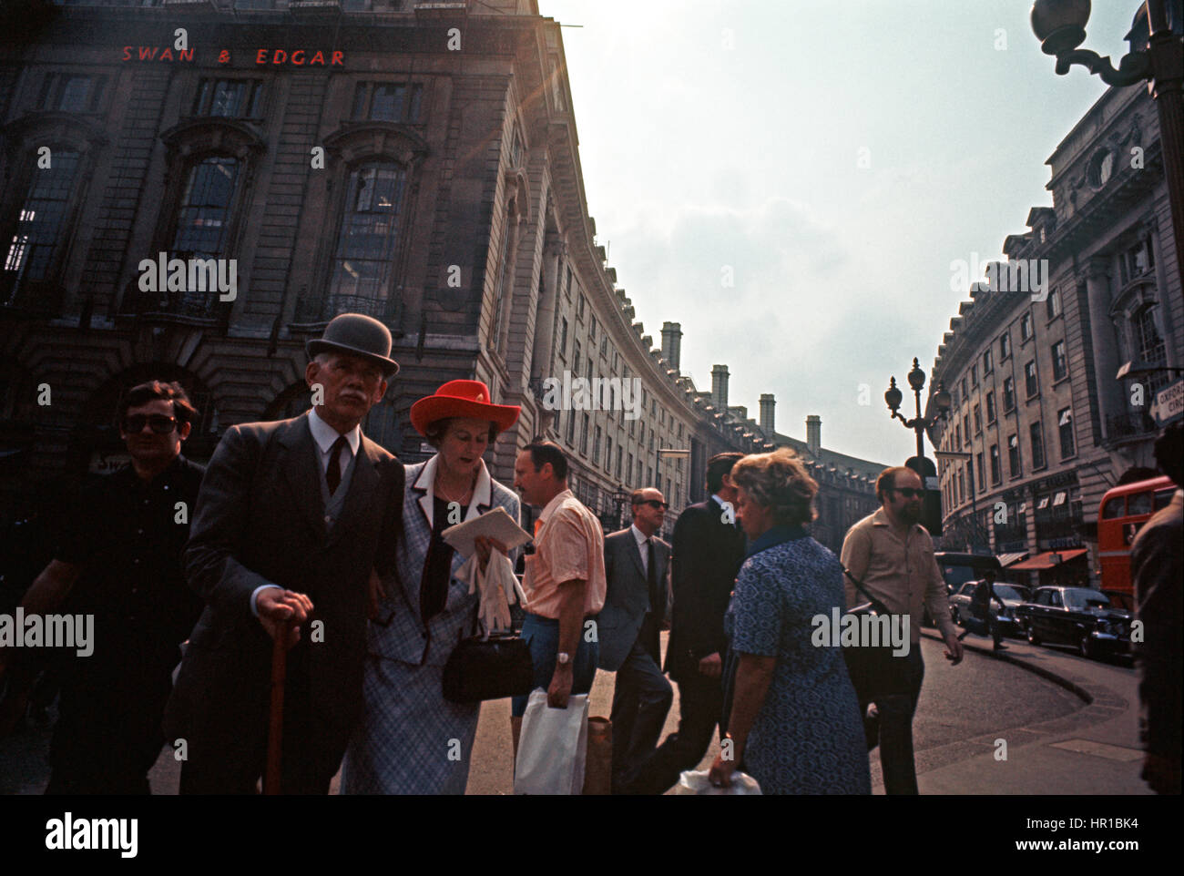 L uomo e la donna in abito formale usura, Piccadilly, Londra, 1972 Foto Stock