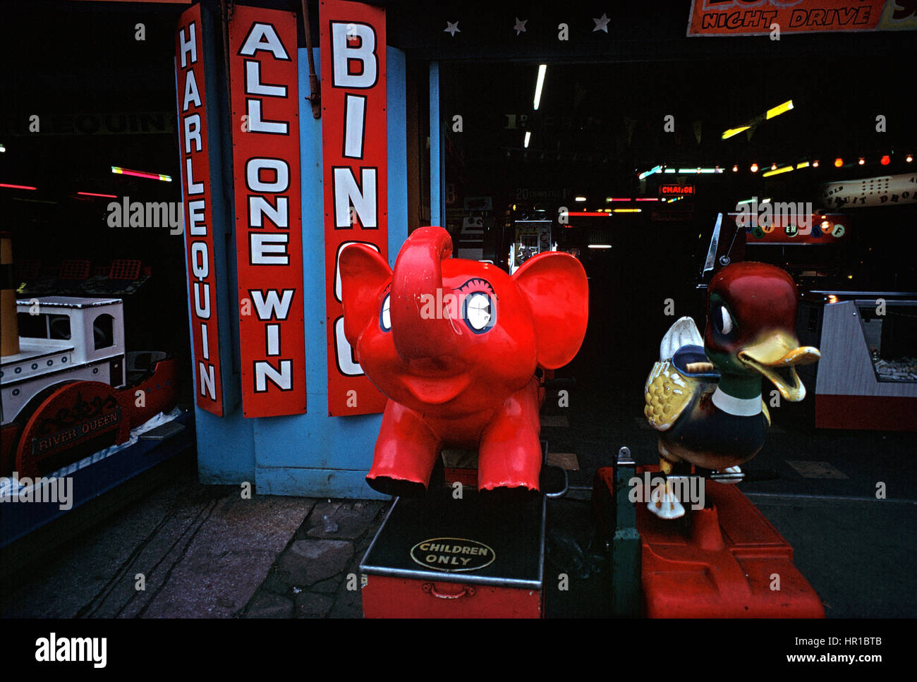 RED ELEPHANT BAMBINI'S RIDE fuori il divertimento arcade, Piccadilly, Londra, 1972 Foto Stock