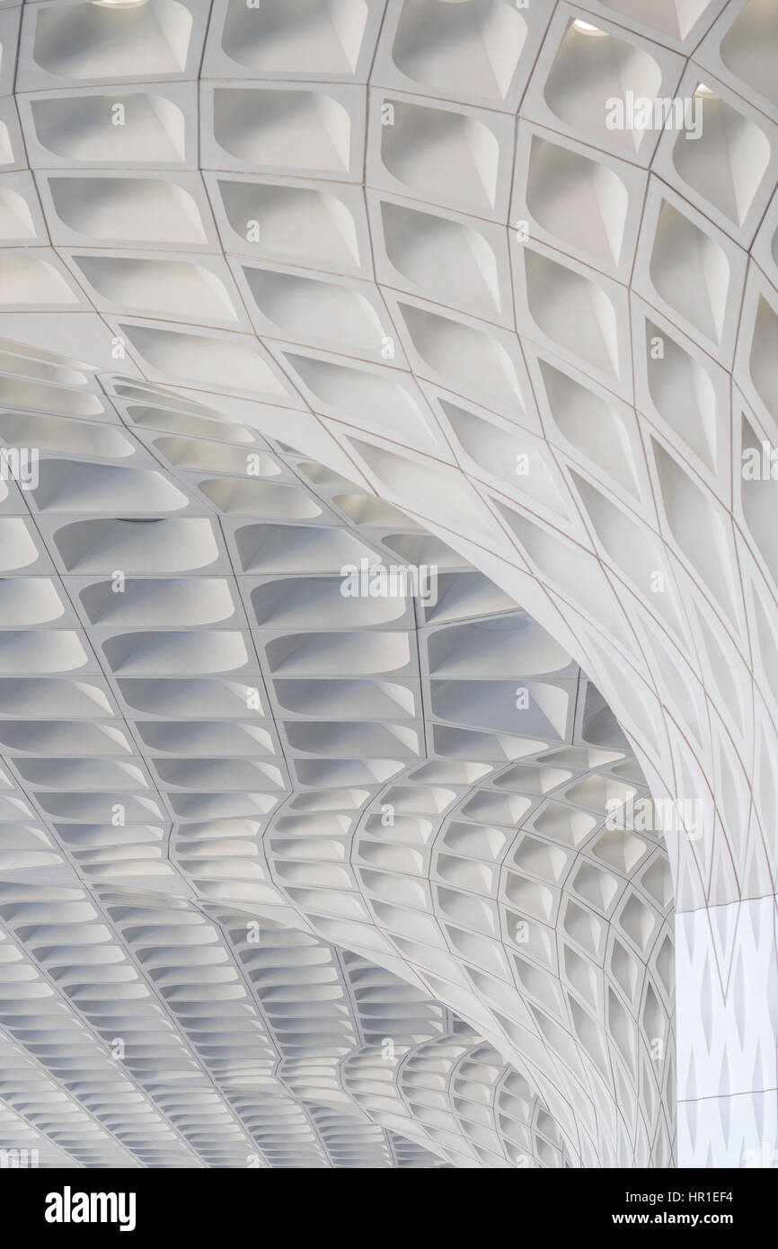 Le colonne bianche dell'aeroporto internazionale di Mumbai, terminale 2 Foto Stock