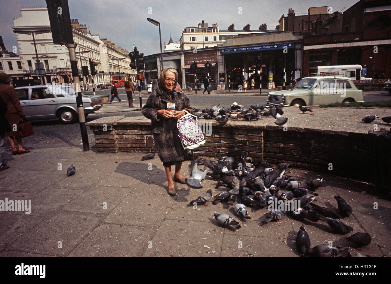 Donna alimentando i piccioni a South Kensington, Londra, 1972 Foto Stock