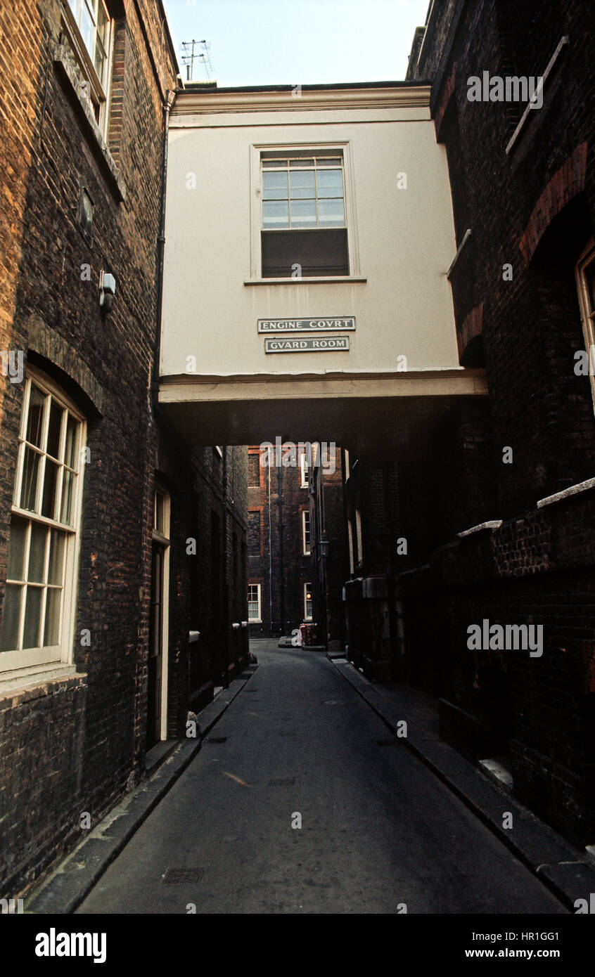 Corridoio tra due edifici, St James, London, 1972 Foto Stock