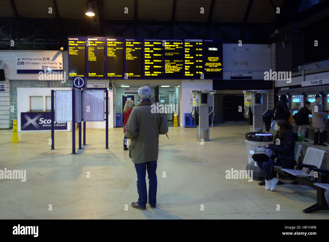 Stazione di Queen Street Glasgow turisti in attesa per i treni Foto Stock