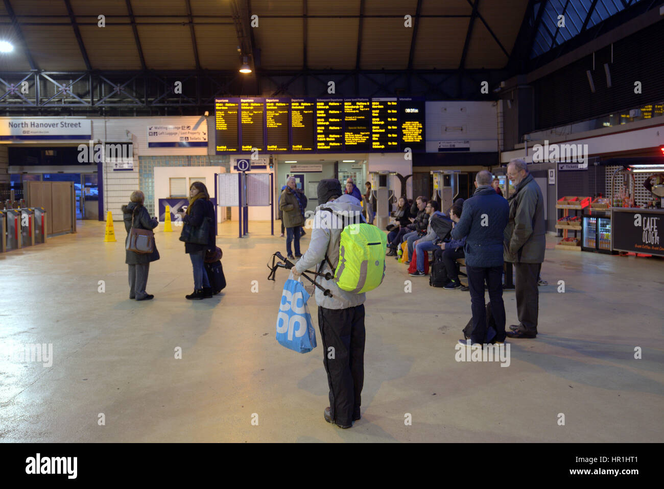 Stazione di Queen Street Glasgow turisti in attesa per i treni Foto Stock