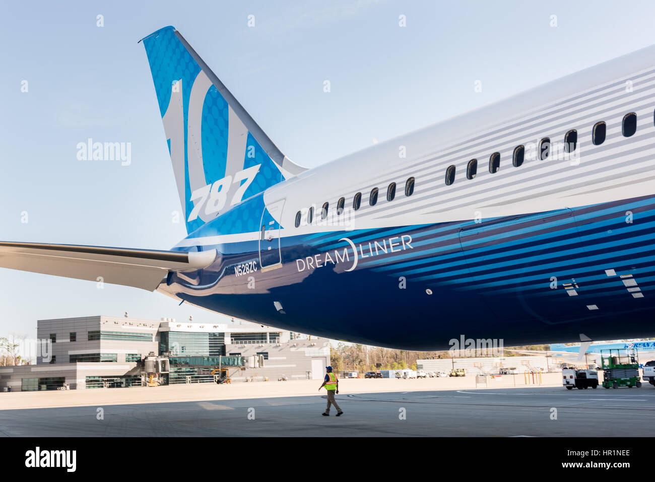 Il nuovo Boeing Dreamliner 787-10 aeromobile presentato presso la fabbrica di Boeing Febbraio 17, 2016 in North Charleston, Sc. Presidente Donald Trump hanno partecipato alla cerimonia di rollout per la versione estensibile del velivolo in grado di trasportare 330 passeggeri oltre 7 mila miglia nautiche. Foto Stock