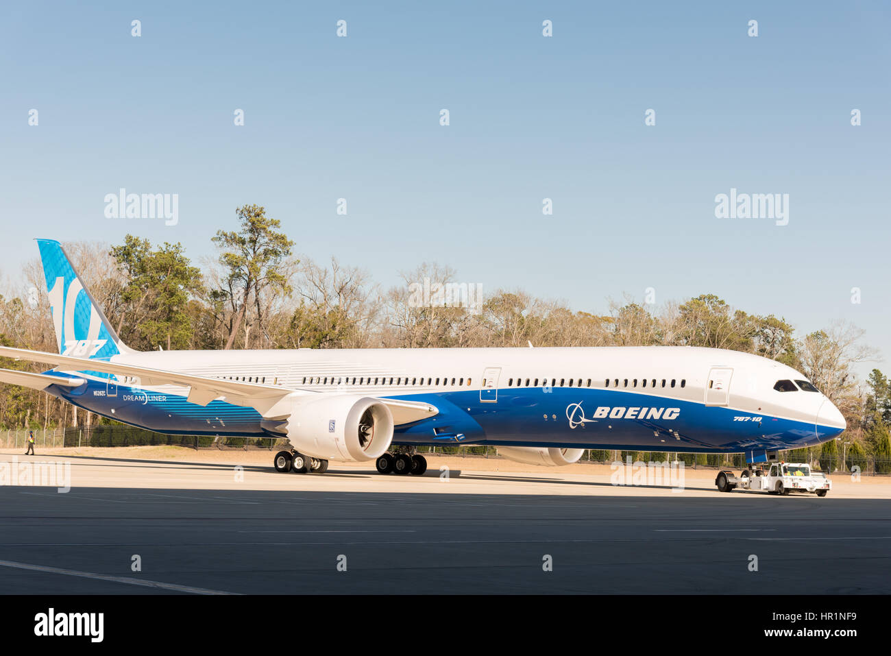 Il nuovo Boeing Dreamliner 787-10 aeromobile presentato presso la fabbrica di Boeing Febbraio 17, 2016 in North Charleston, Sc. Presidente Donald Trump hanno partecipato alla cerimonia di rollout per la versione estensibile del velivolo in grado di trasportare 330 passeggeri oltre 7 mila miglia nautiche. Foto Stock