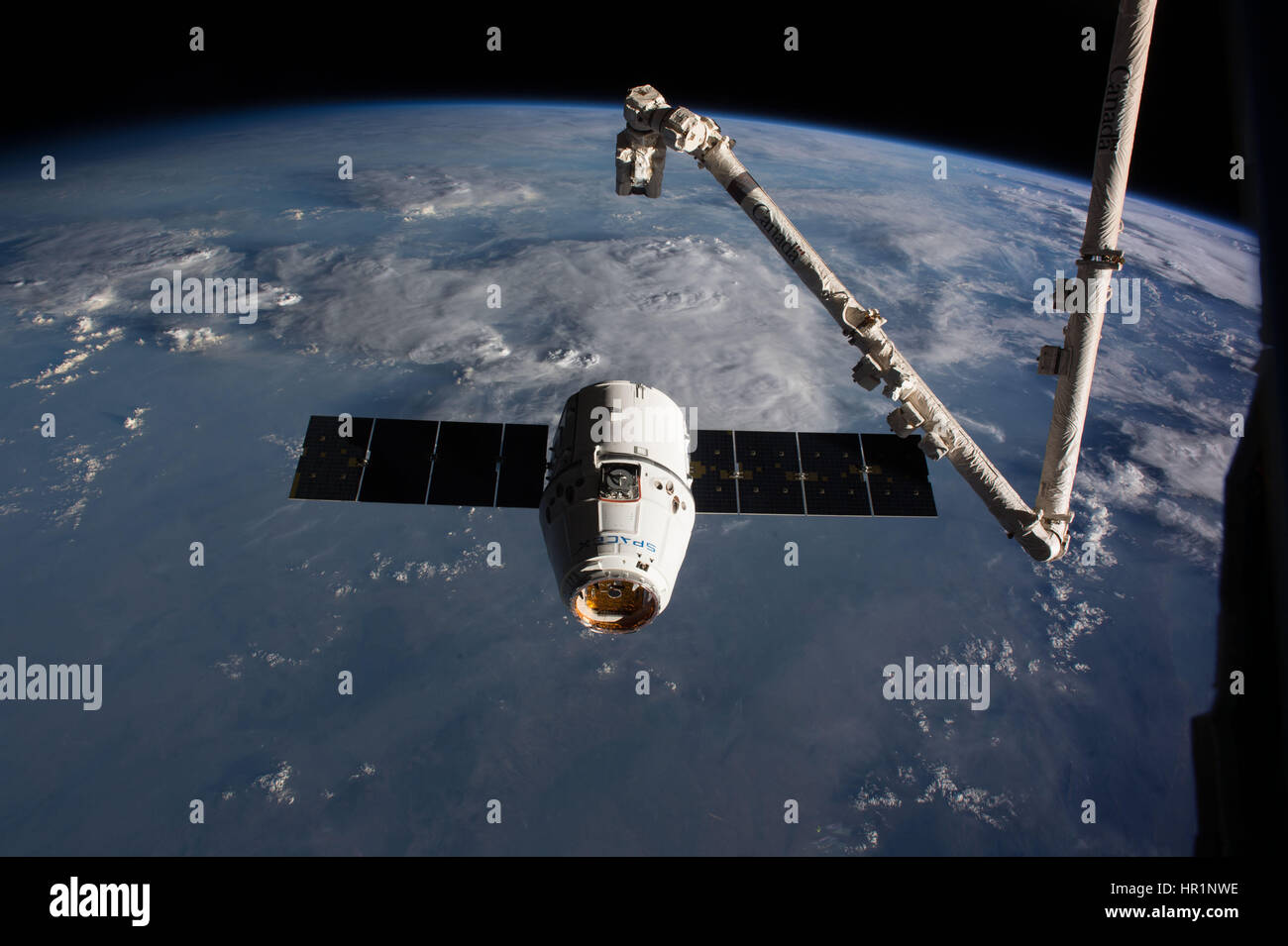 La SpaceX Dragon commerciale cargo craft si avvicina al Canadarm2 braccio robotico come si prepara al dock con la Stazione Spaziale Internazionale Febbraio 23, 2017 in orbita intorno alla terra. La navicella spaziale è in grado di fornire 5500 libbre di forniture per la orbitazione laboratorio dello spazio. Foto Stock