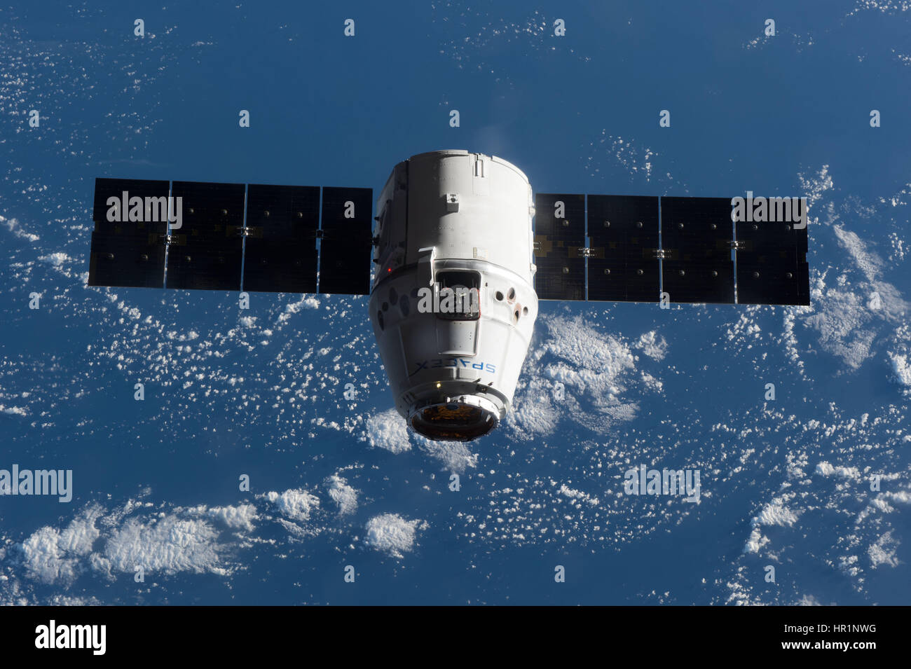La SpaceX Dragon commerciale cargo craft si avvicina al Canadarm2 braccio robotico come si prepara al dock con la Stazione Spaziale Internazionale Febbraio 23, 2017 in orbita intorno alla terra. La navicella spaziale è in grado di fornire 5500 libbre di forniture per la orbitazione laboratorio dello spazio. Foto Stock