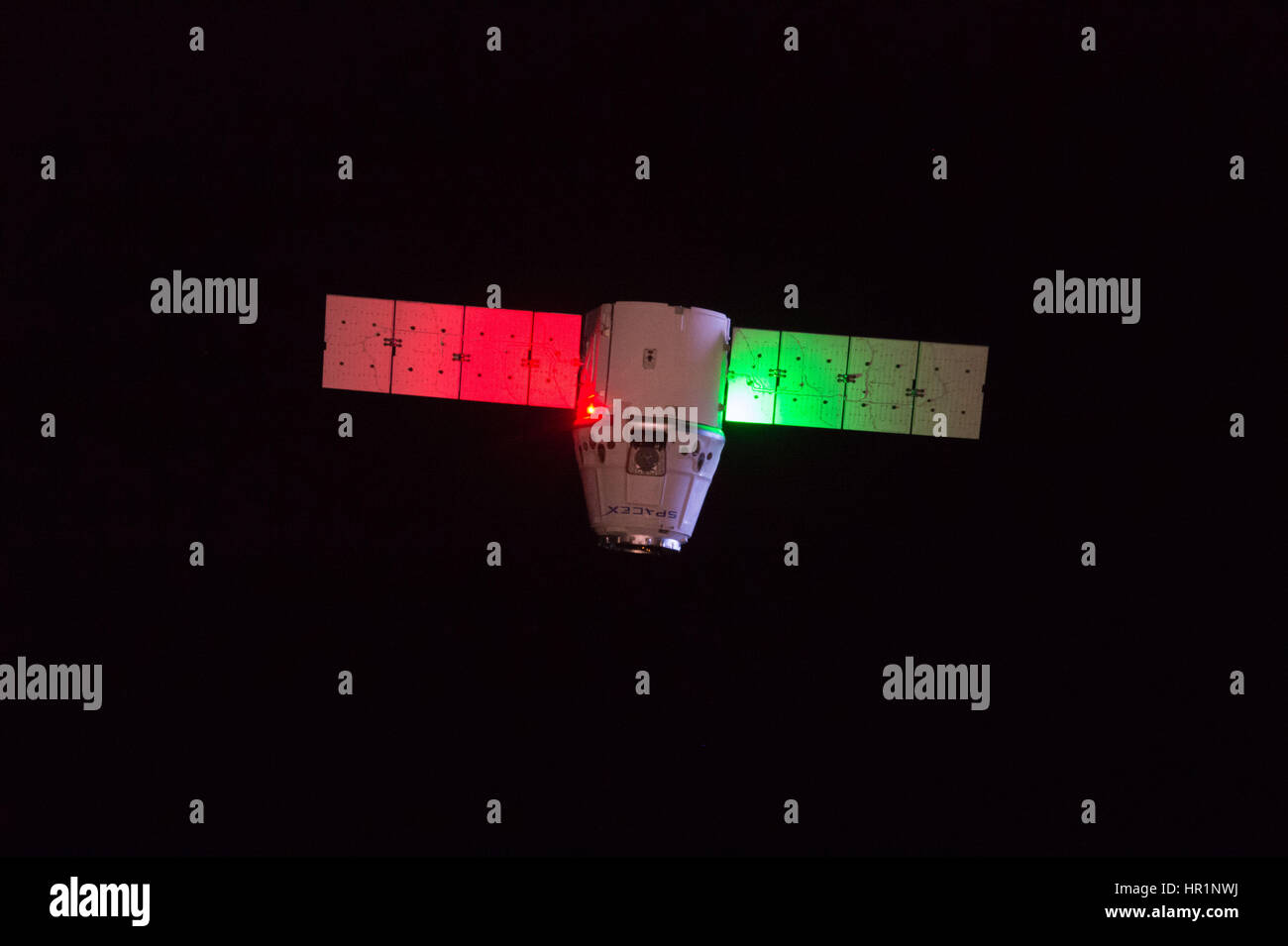 La SpaceX Dragon commerciale cargo craft si avvicina al Canadarm2 braccio robotico come si prepara al dock con la Stazione Spaziale Internazionale Febbraio 23, 2017 in orbita intorno alla terra. La navicella spaziale è in grado di fornire 5500 libbre di forniture per la orbitazione laboratorio dello spazio. Foto Stock