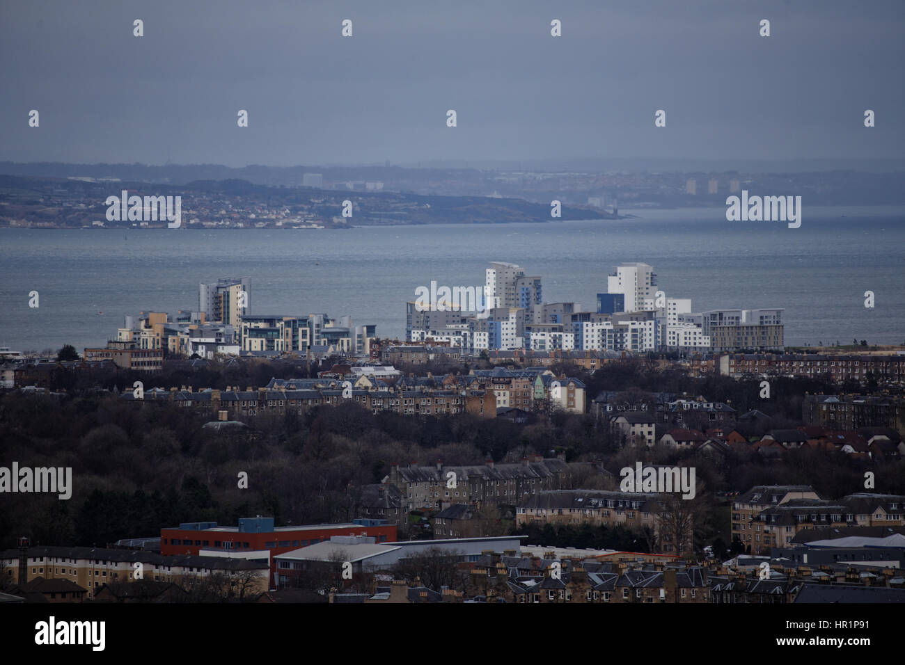 Nuovo leith panoramico aerial cityscape di Edimburgo dal castello bastioni Foto Stock