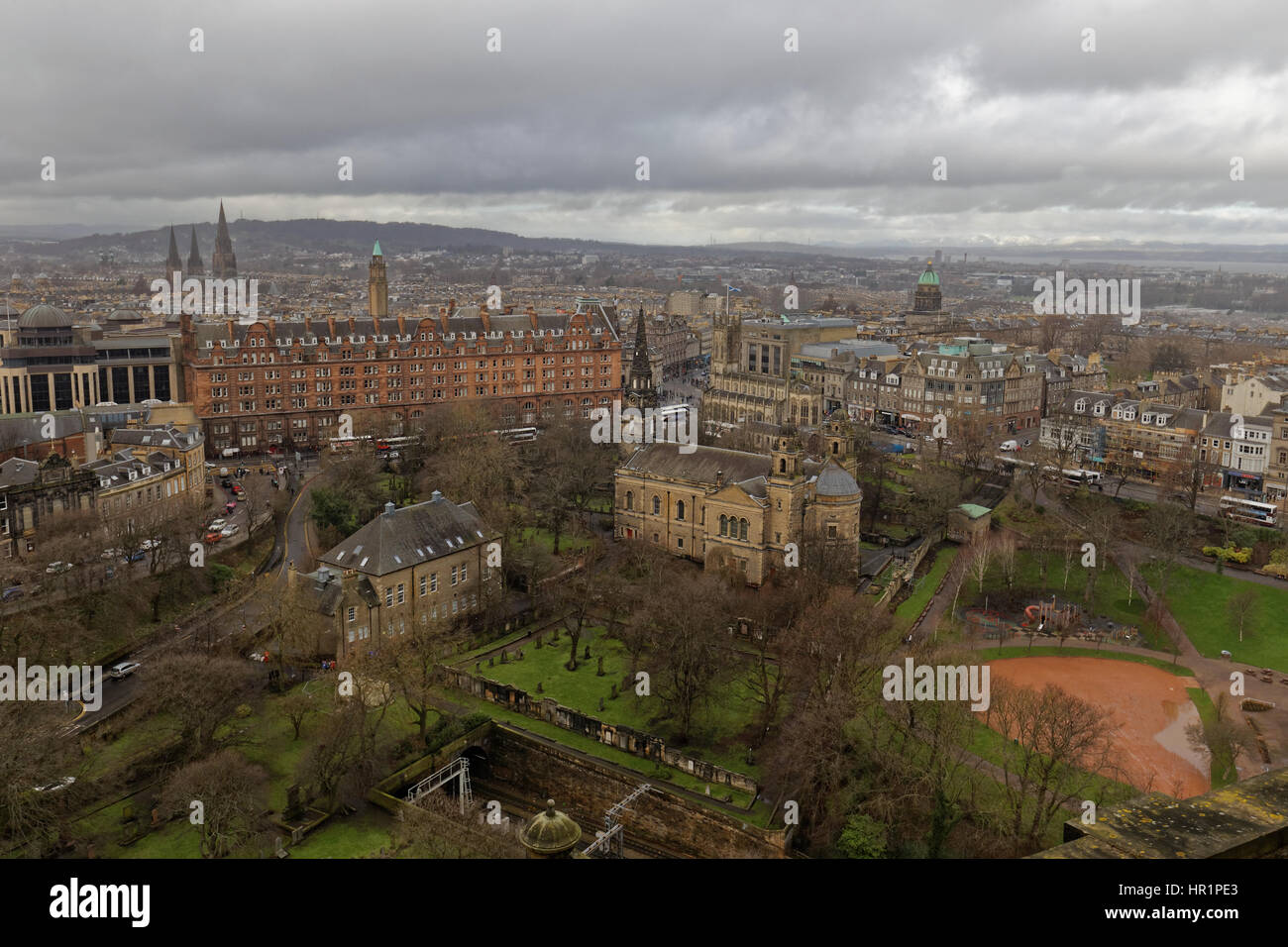 La Chiesa Parrocchiale di St Cuthbert panoramico aerial cityscape di Edimburgo dal castello bastioni Foto Stock