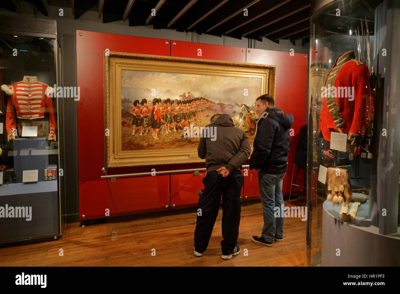 Museo Nazionale della guerra il castello di Edimburgo ai turisti di ammirare Robert Gibb della famosa "sottile linea rossa", Foto Stock