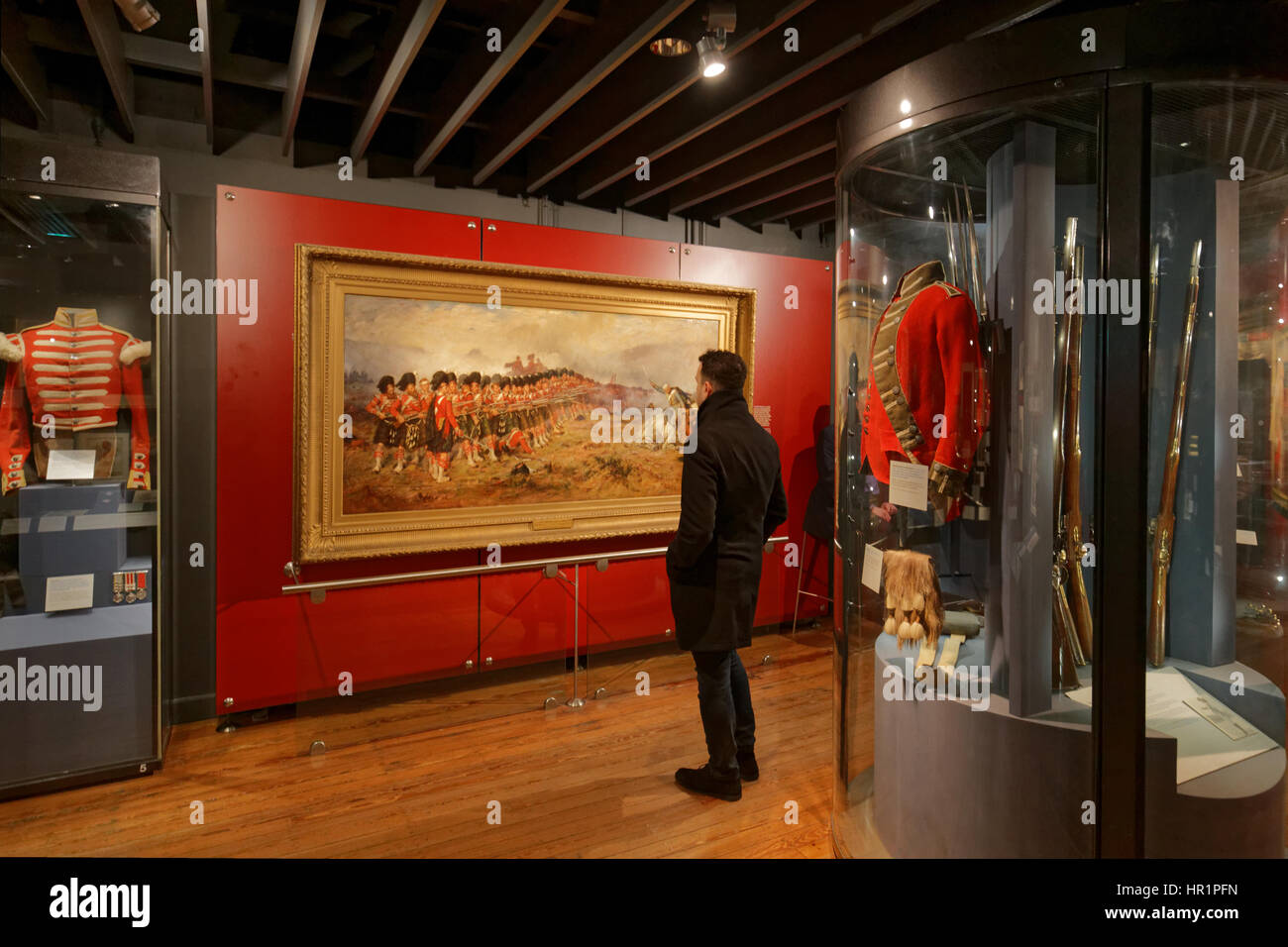 Museo Nazionale della guerra il castello di Edimburgo ai turisti di ammirare Robert Gibb della famosa "sottile linea rossa", Foto Stock