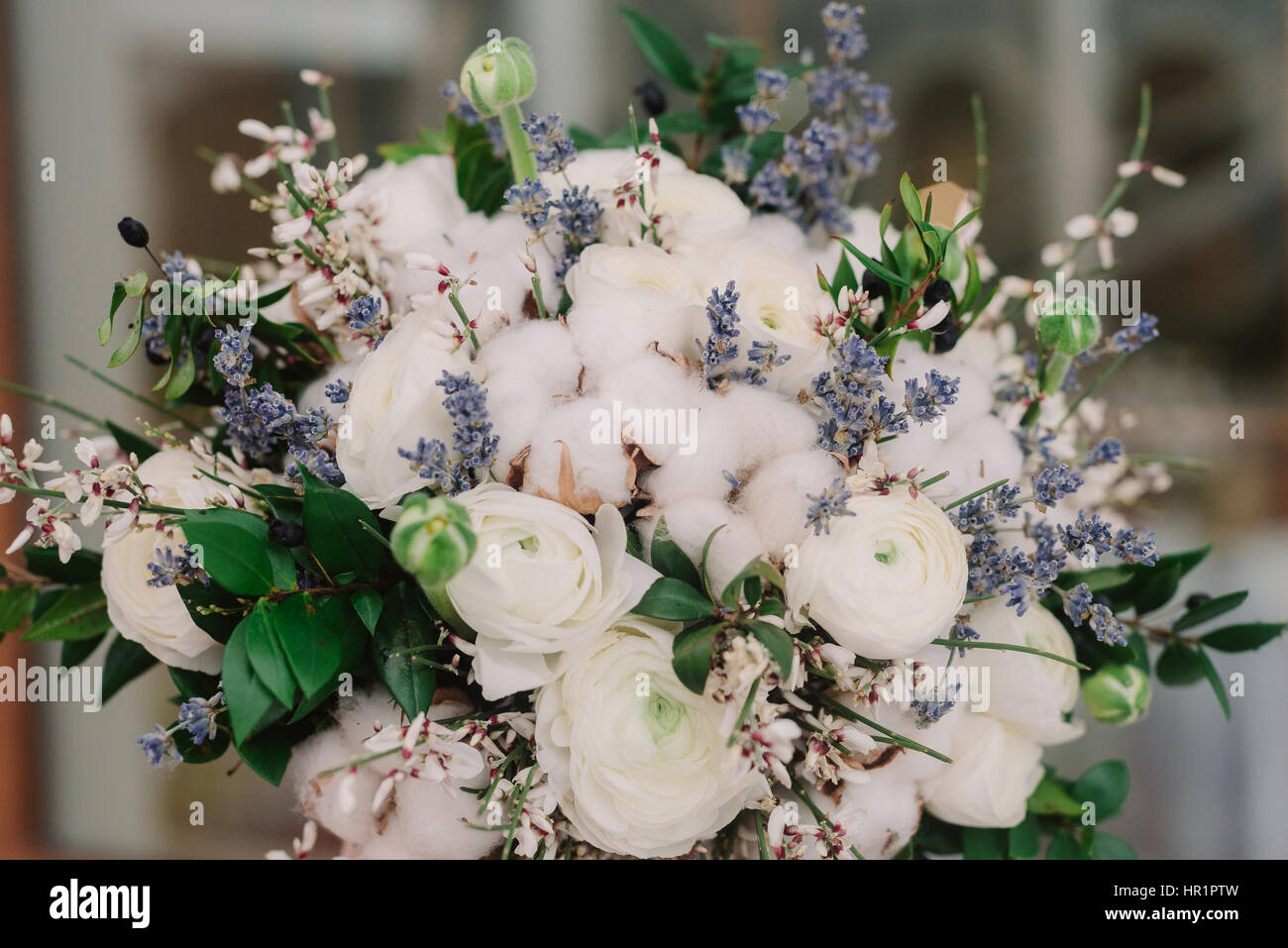 Offerta Matrimonio bouquet di rose, buttercup, lavanda e cotone Foto stock  - Alamy