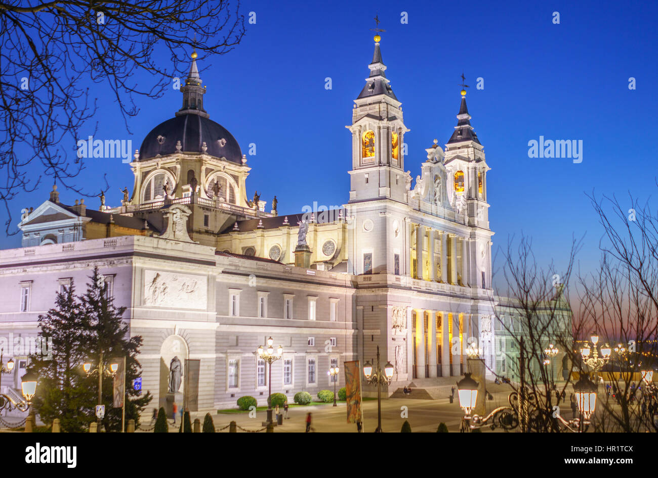 La cattedrale di Almudena è la cattedrale di Madrid, Spagna, e si tratta di un moderno edificio concluso nel 1993. Si tratta di una delle attrazioni della citta'. Foto Stock