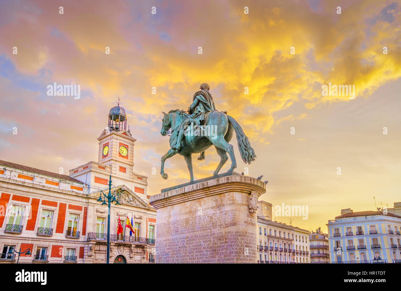 La piazza di Puerta del Sol è la piazza principale della città di Madrid, Spagna. Al centro della piazza si trova la sede del presidente o Foto Stock