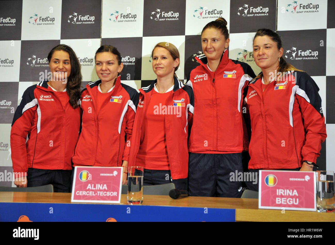 A Cluj Napoca, Romania - 13 Aprile 2016: Il Tennis squadra femminile della Romania in posa durante la conferenza stampa prima di Tennis Fed Cup by BNP Paribas Mondo Foto Stock