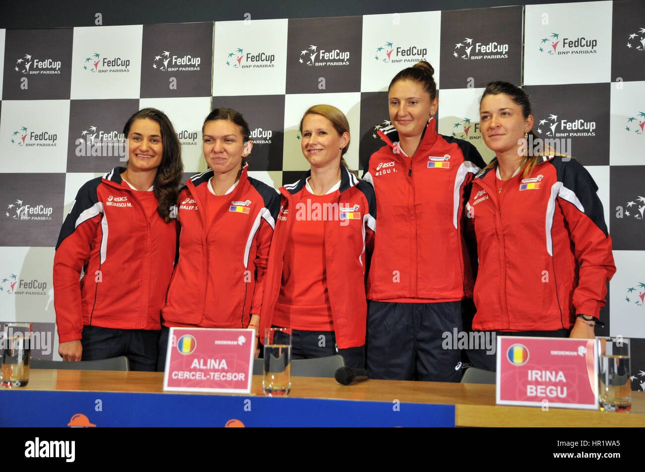 A Cluj Napoca, Romania - 13 Aprile 2016: Il Tennis squadra femminile della Romania in posa durante la conferenza stampa prima di Tennis Fed Cup by BNP Paribas Mondo Foto Stock