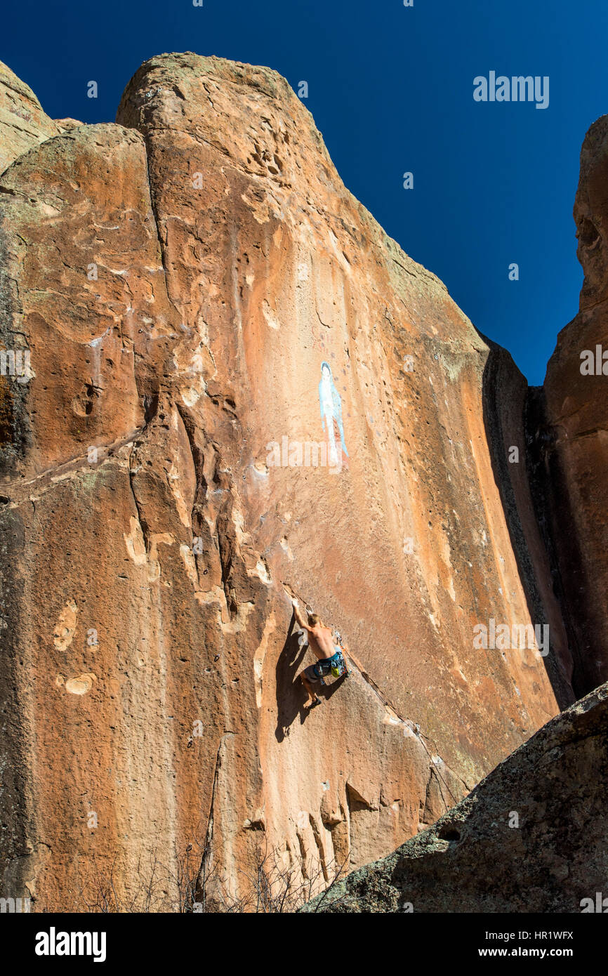 Giovane uomo arrampicata su roccia dalla Vergine di Guadalupe la pittura; Penitente Canyon; Colorado; USA Foto Stock