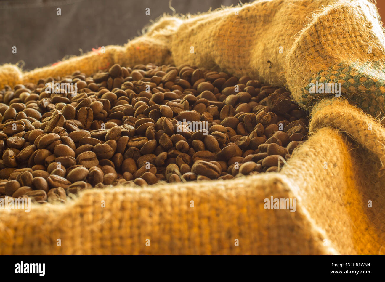I chicchi di caffè in asack caffè originale e di buon gusto Foto Stock I chicchi di caffè in asack caffè originale e di buon gusto Foto Stock