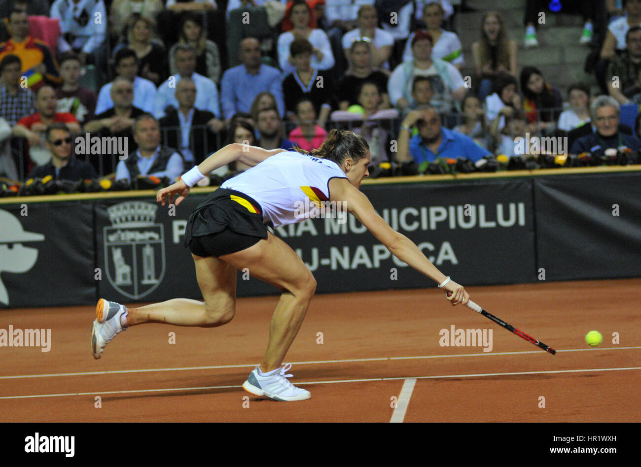 A Cluj Napoca, Romania - 16 Aprile 2016: tedesco giocatore di tennis Andrea Petkovic gioca contro Simona Halep durante un Fed Cup match in Coppa del Mondo Play-Of Foto Stock