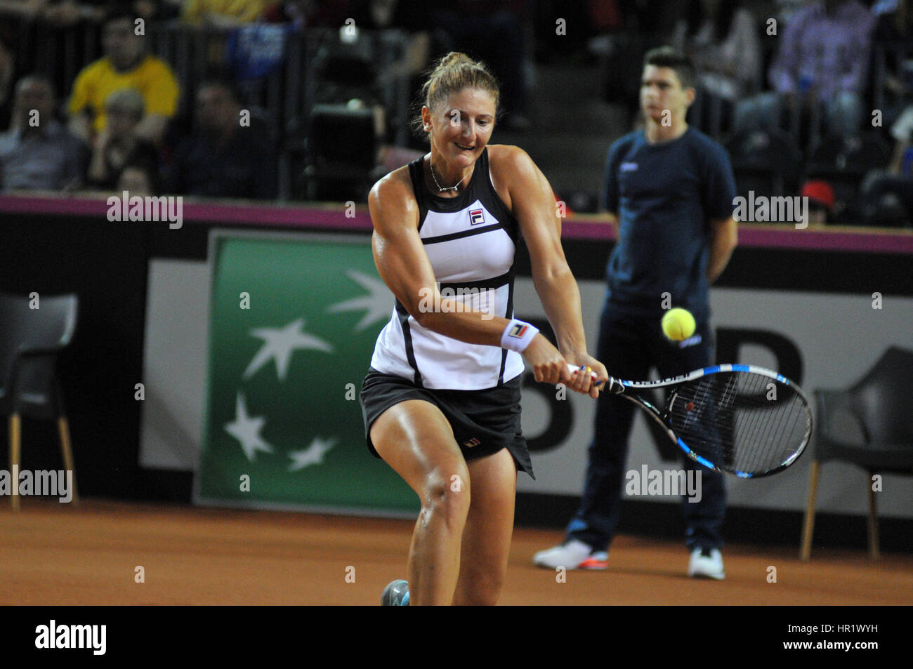 A Cluj Napoca, Romania - 16 Aprile 2016: Donne giocatore di tennis Irina Begu (Romania) gioca contro Angelique Kerber (Germania) durante il Tennis Fed Cup play-di Foto Stock