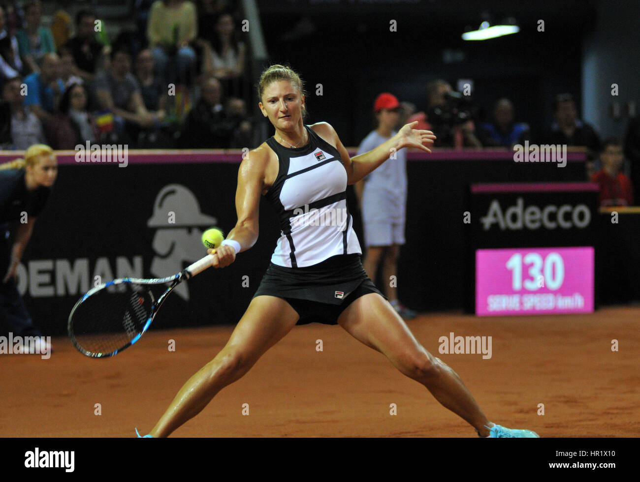 A Cluj Napoca, Romania - 16 Aprile 2016: Donne giocatore di tennis Irina Begu (Romania) gioca contro Angelique Kerber (Germania) durante il Tennis Fed Cup play-di Foto Stock