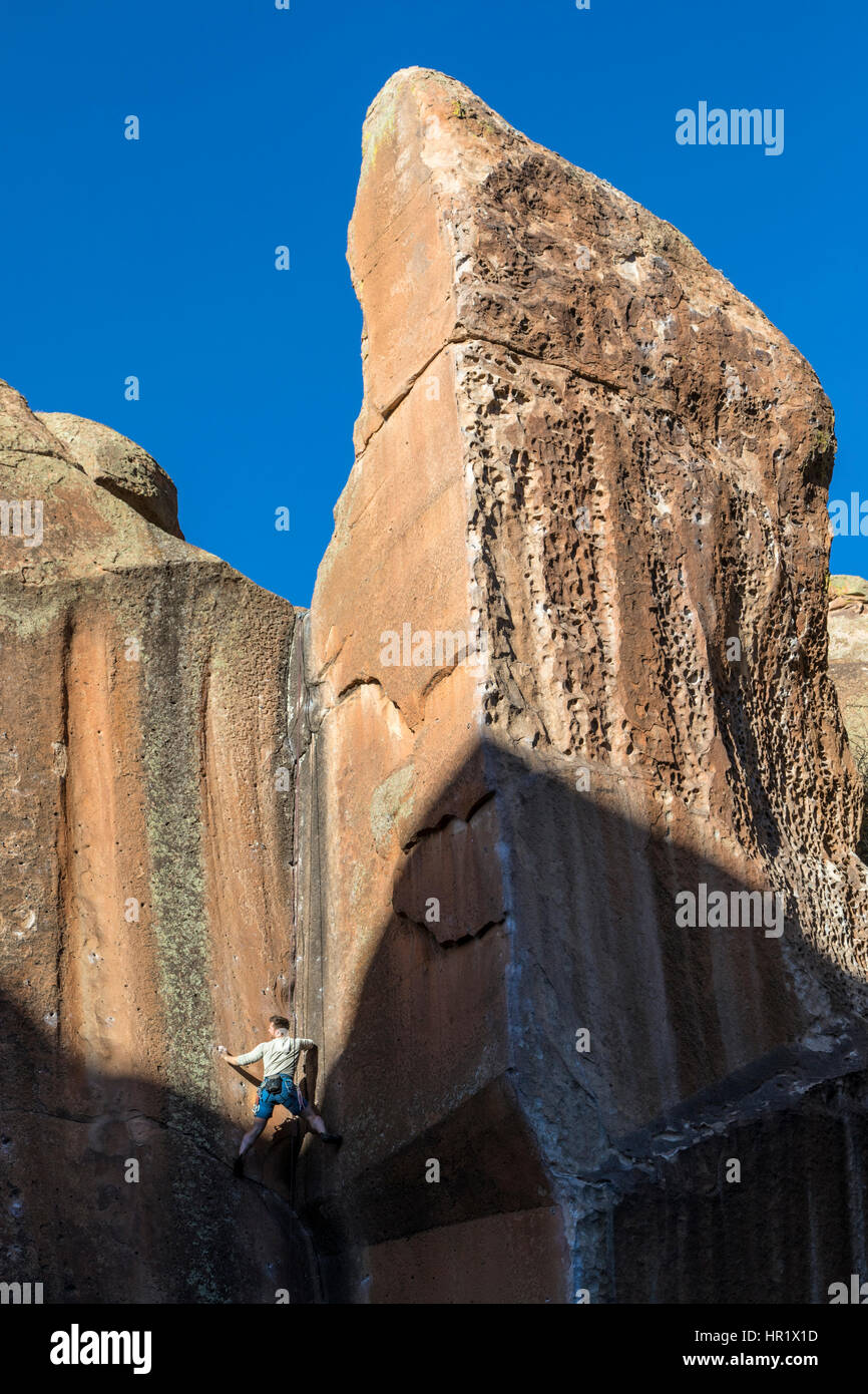 Giovane uomo arrampicata su roccia; Penitente Canyon; Colorado; USA Foto Stock