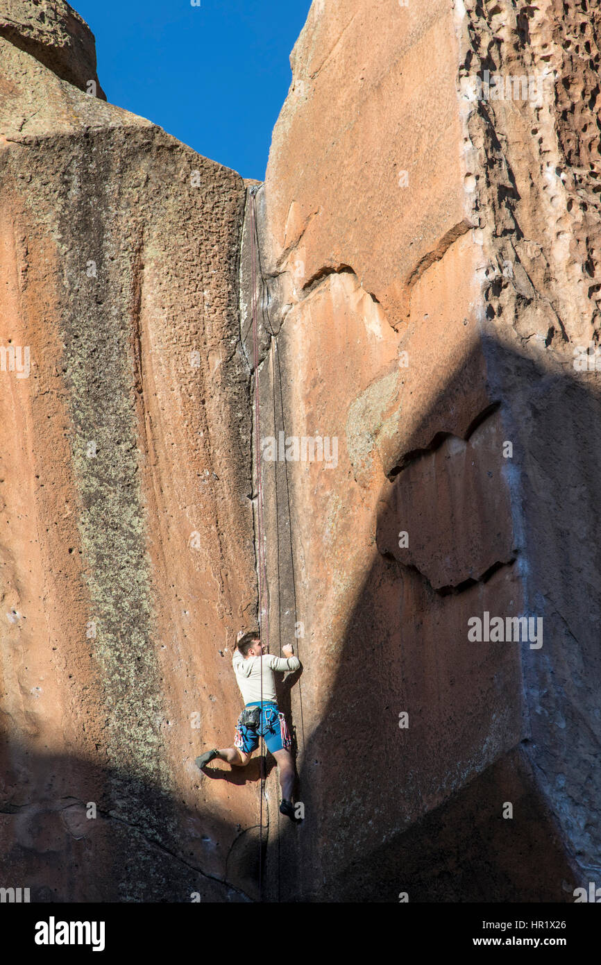 Giovane uomo arrampicata su roccia; Penitente Canyon; Colorado; USA Foto Stock