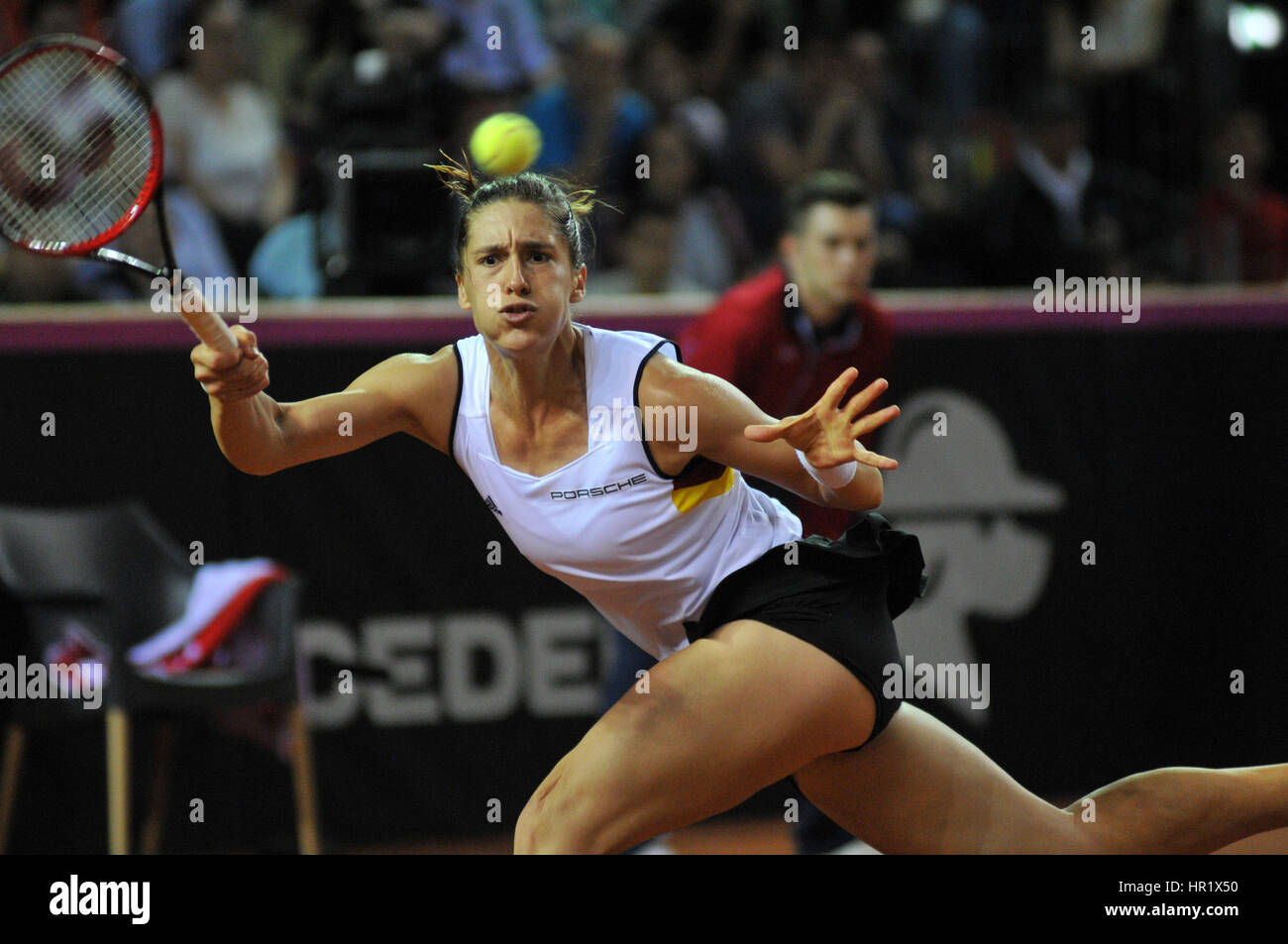 A Cluj Napoca, Romania - 16 Aprile 2016: tedesco giocatore di tennis Andrea Petkovic gioca contro Simona Halep durante un Fed Cup match in Coppa del Mondo Play-Of Foto Stock