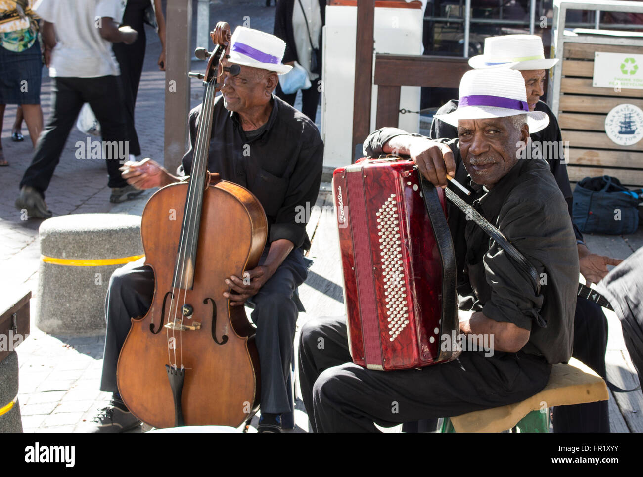 Due musicista di strada, un violoncellista e un fisarmonicista al porto di Città del Capo. Foto Stock
