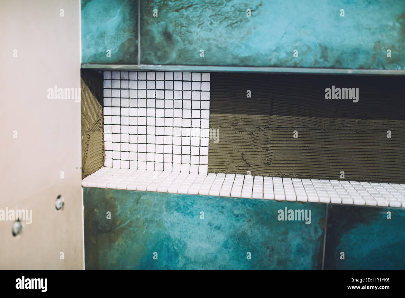 Dettagli del sito in costruzione e la ristrutturazione e miglioramento dell area bagno. Area di doccia con marmo mosaico pattern Installazione chiudi fino Foto Stock