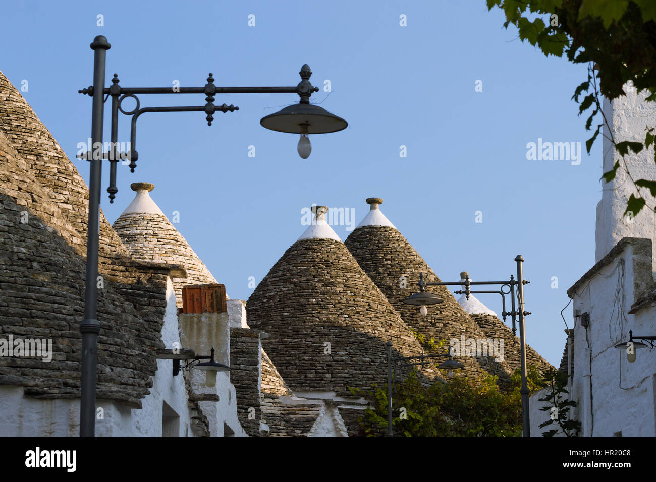 Vista di Alberobello con i trulli di tetti e terrazze, regione Puglia, Italia meridionale. Italiano famoso punto di riferimento. Tipico villaggio Foto Stock