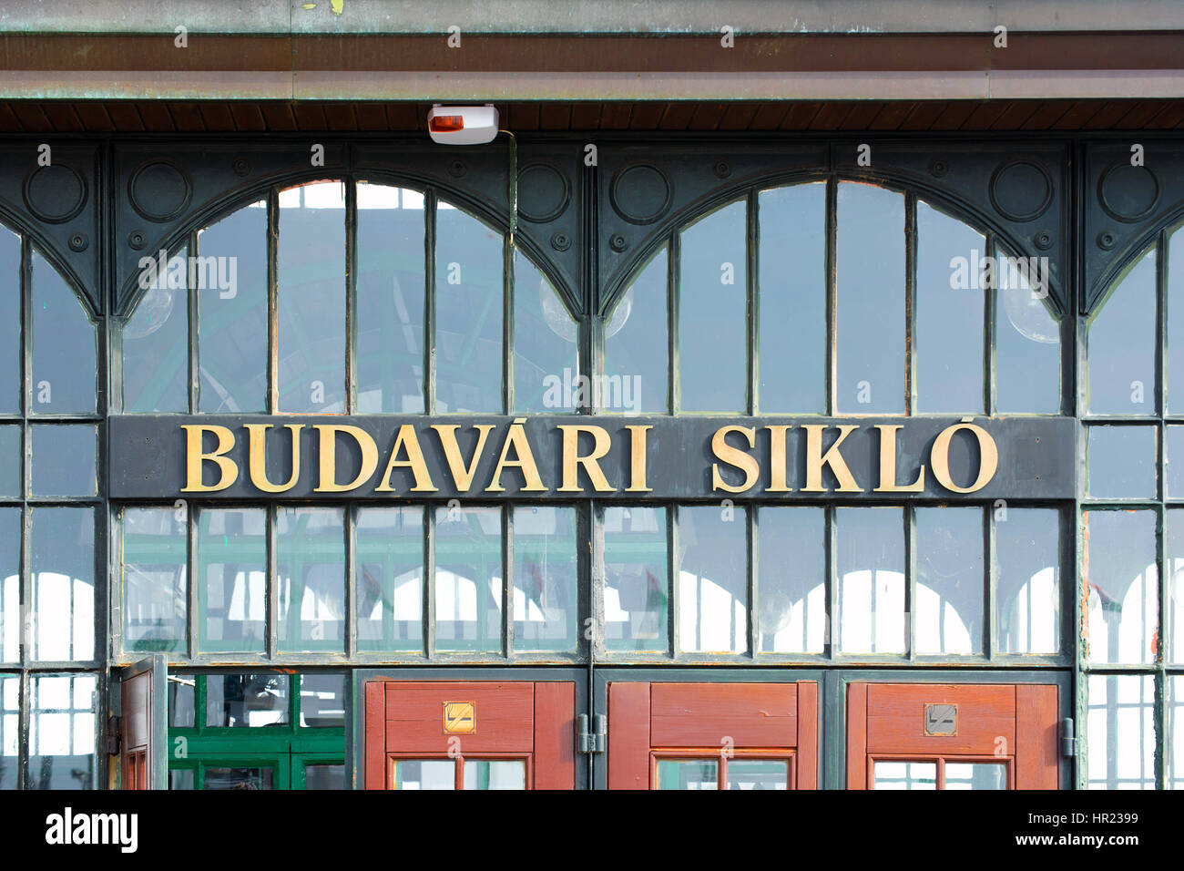 Dettaglio della facciata della Funicolare Castle Hill di Budapest Stazione (Budavari Siklo) Foto Stock