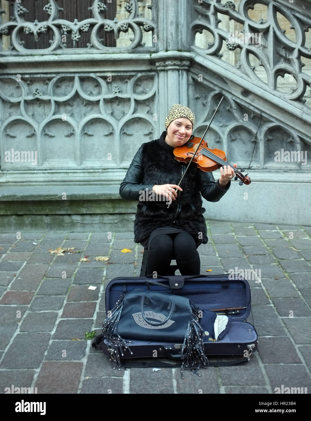 Musicista di strada suona violino sulla strada a Ghent, Belgio Foto Stock