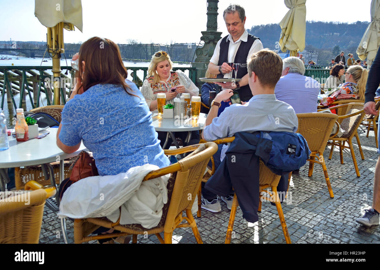 Praga, Repubblica Ceca. Le persone a un cafe ignorando la vista e guardando i loro telefoni cellulari Foto Stock