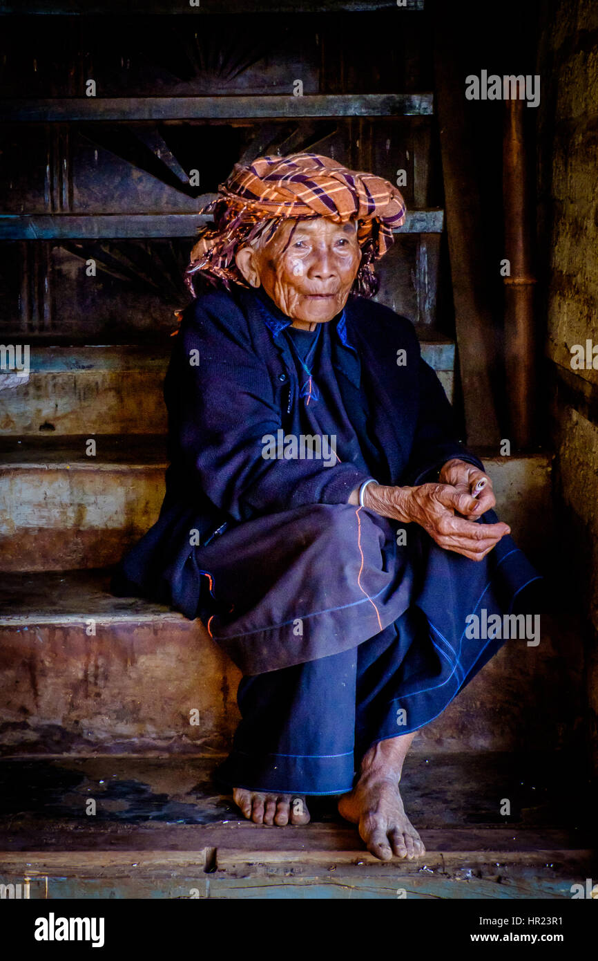 Una vecchia signora siede in tranquilla contemplazione; minoranza hill tribe, Kalaw, Stato Shan, Myanmar Foto Stock