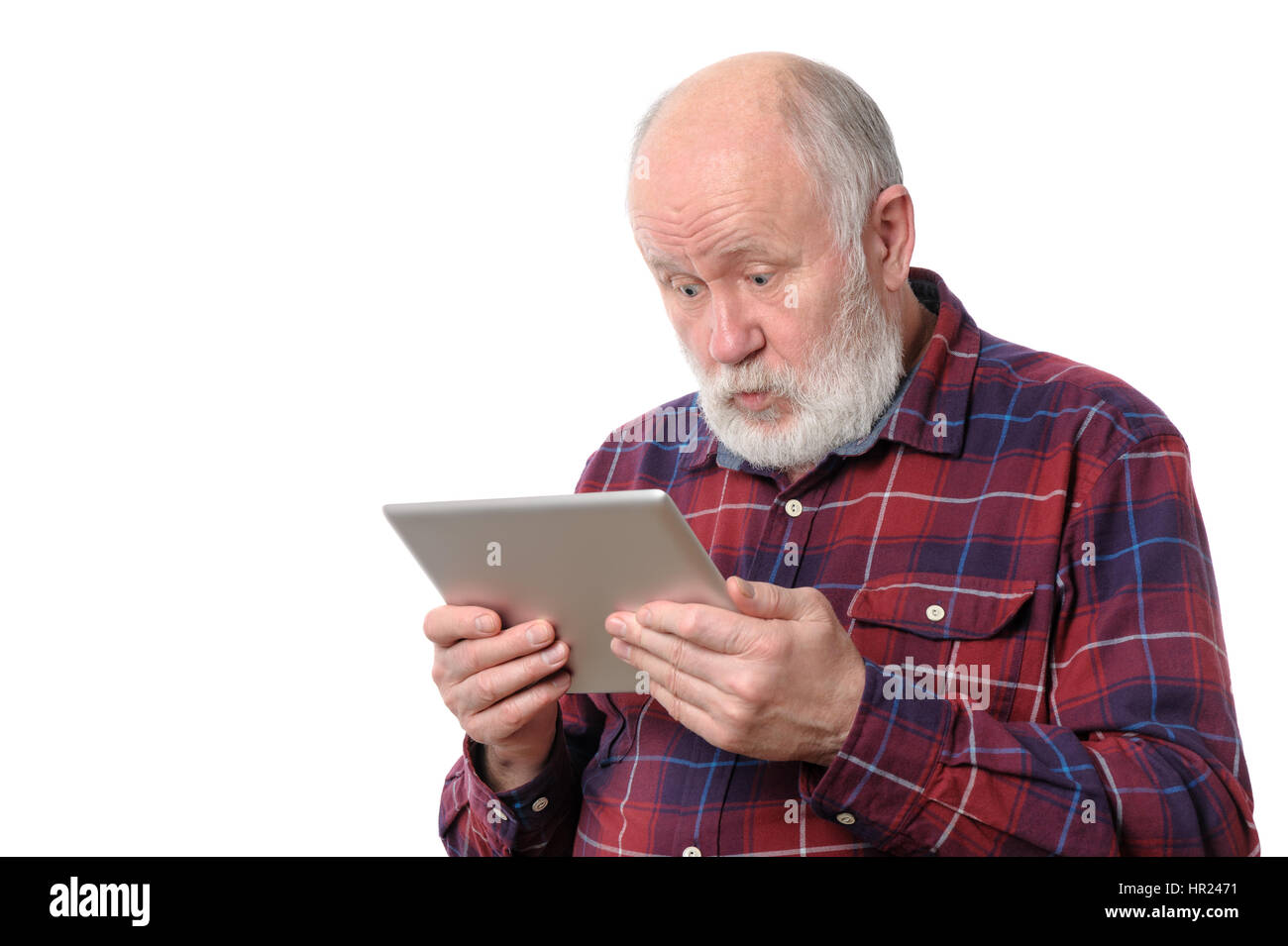 Senior uomo stupito con qualcosa a schermo del tablet pc, isolato su bianco Foto Stock