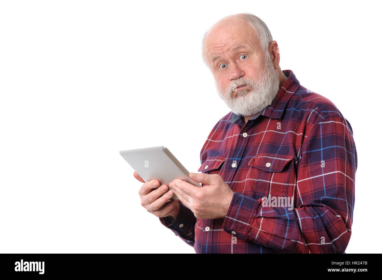 Senior uomo facendo qualcosa con il computer tablet, isolato su bianco Foto Stock