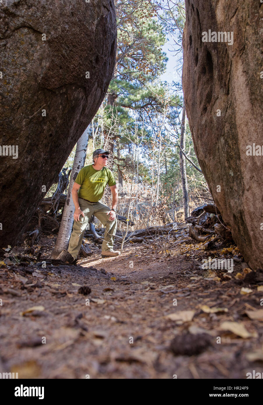 Maschio solitario escursionista in Penitente Canyon; Colorado; USA Foto Stock