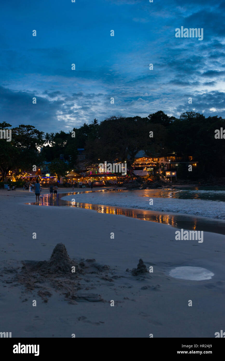 Bel Tramonto di scena a Kata beach con piccoli ristoranti e navigare in linea, Phuket, Tailandia Foto Stock