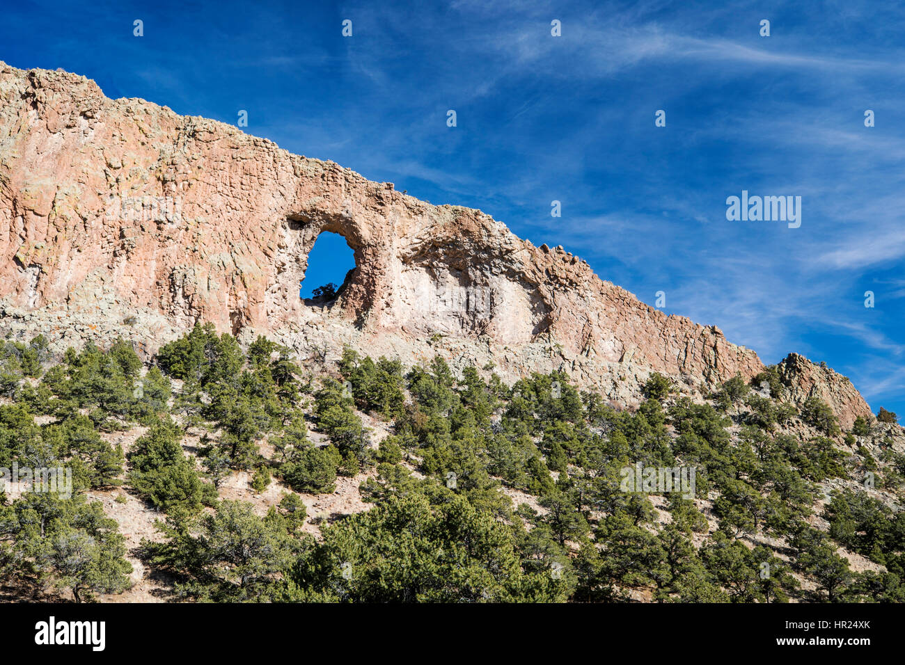 Ampia vista panoramica di Arco Naturale formazione di roccia vicino al penitente Canyon south central Colorado; USA Foto Stock