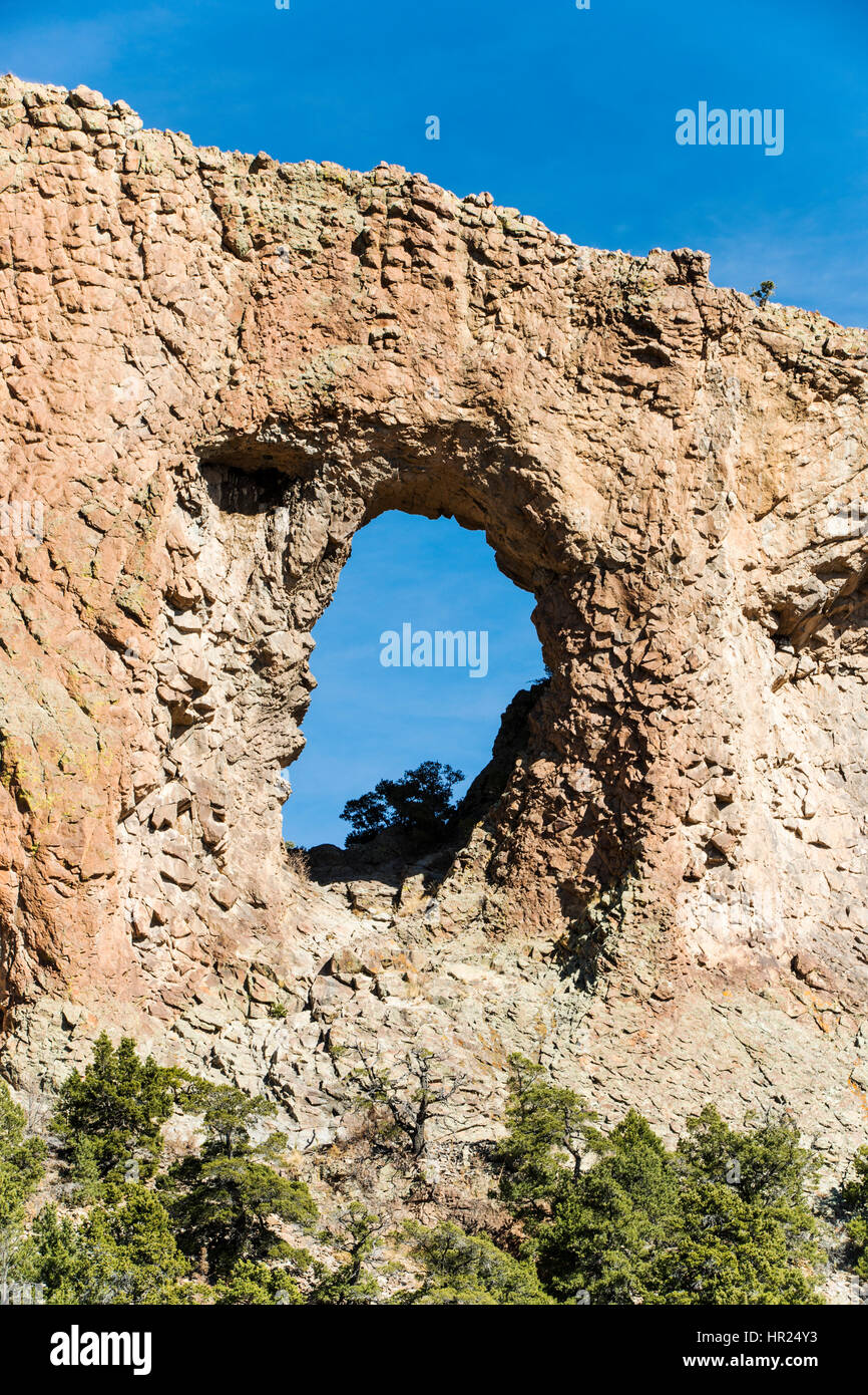 Arco Naturale formazione di roccia vicino al penitente Canyon south central Colorado; USA Foto Stock
