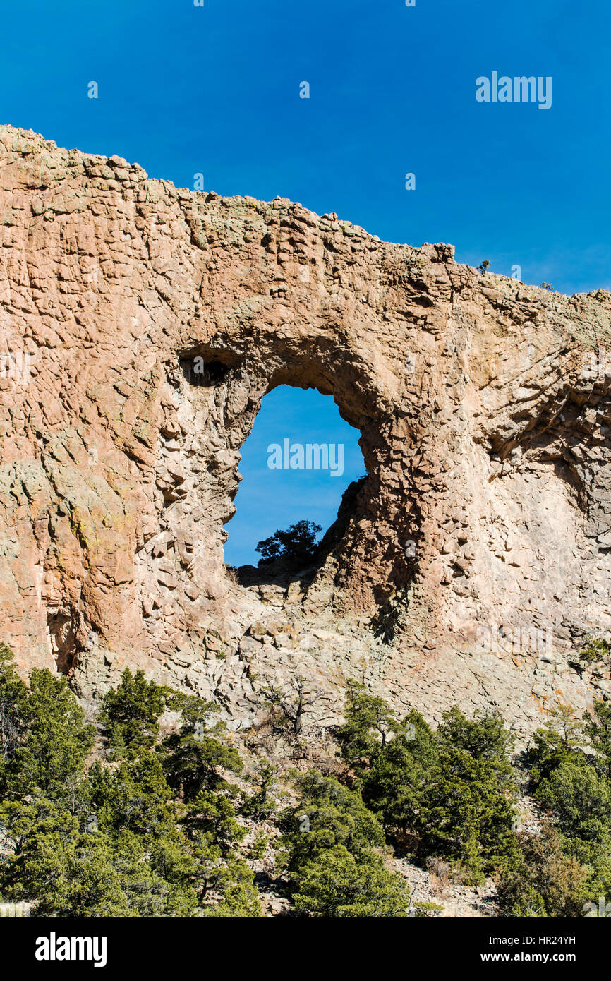 Arco Naturale formazione di roccia vicino al penitente Canyon south central Colorado; USA Foto Stock