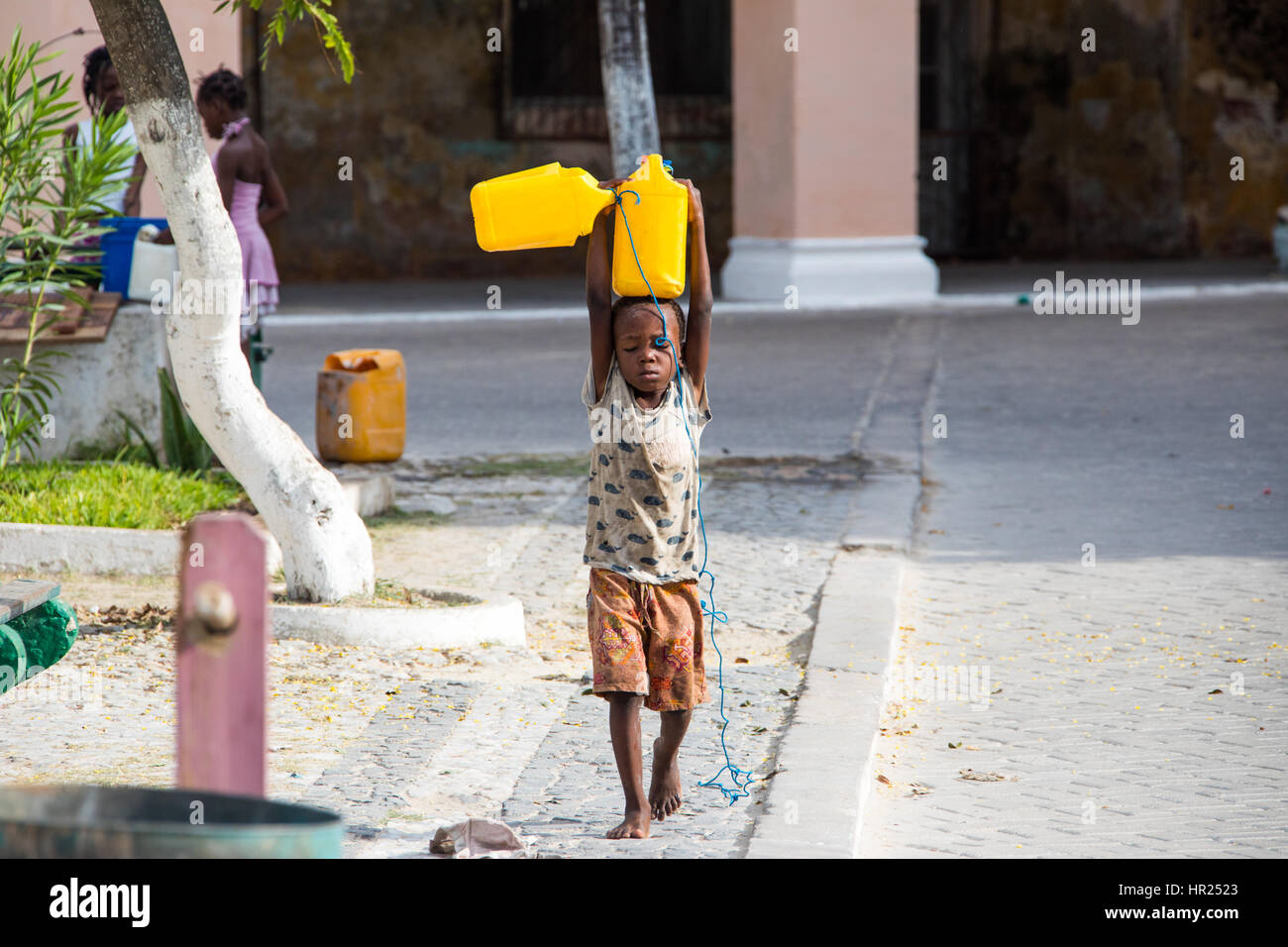 Portando acqua sulla isola di Mozambico (Ilha de Mocambique), Mozambico Foto Stock