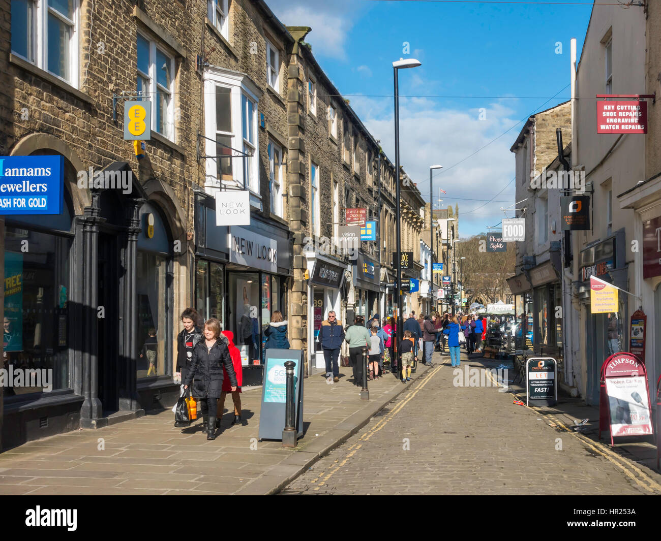 Giorno di mercato gli acquirenti in Sheep Street Skipton North Yorkshire in Inghilterra su un soleggiato inverni giorno Foto Stock