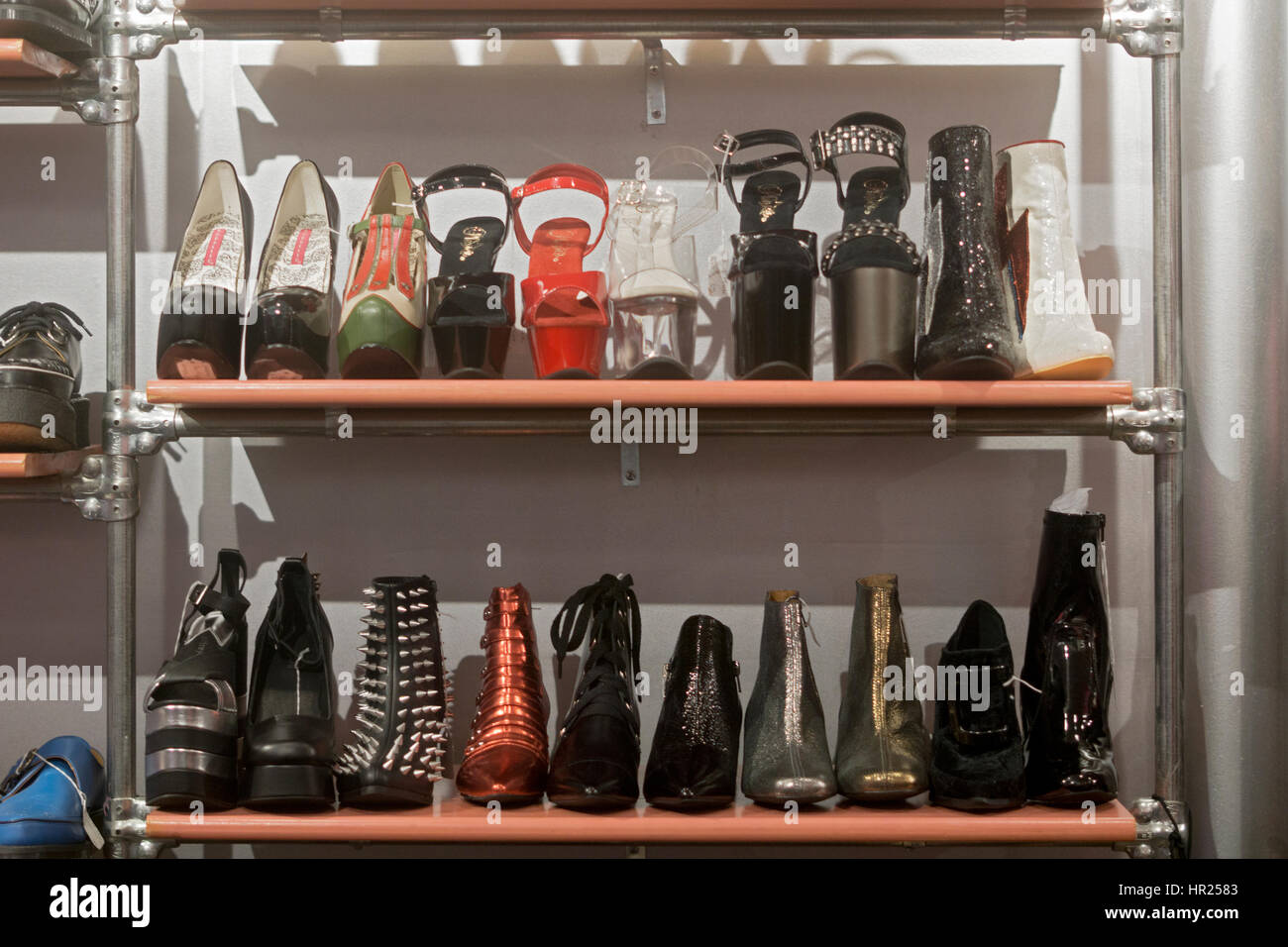 Wild shoies univoco per la vendita all'interno del cestino & vaudeville, un unico negozio di abbigliamento nell'East Village di New York City. Foto Stock