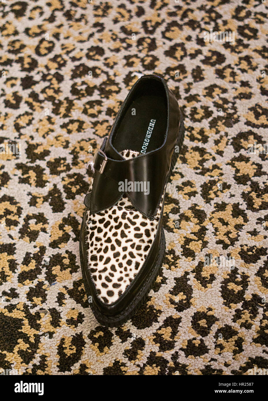 Una pelle di leopardo scarpa appuntiti per la vendita all'interno del cestino & VAUDEVILLE alternative fashion shop nell'East Village di New York City. Foto Stock