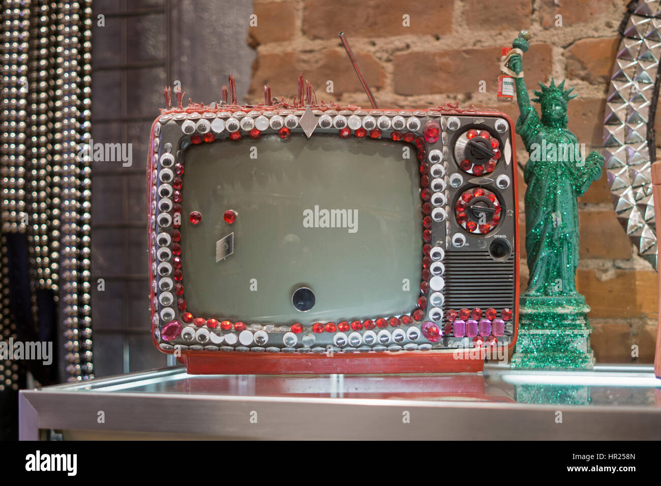 Un vintage decorate televisore all'interno del cestino & vaudeville, un unico negozio di abbigliamento nell'East Village di New York City. Foto Stock