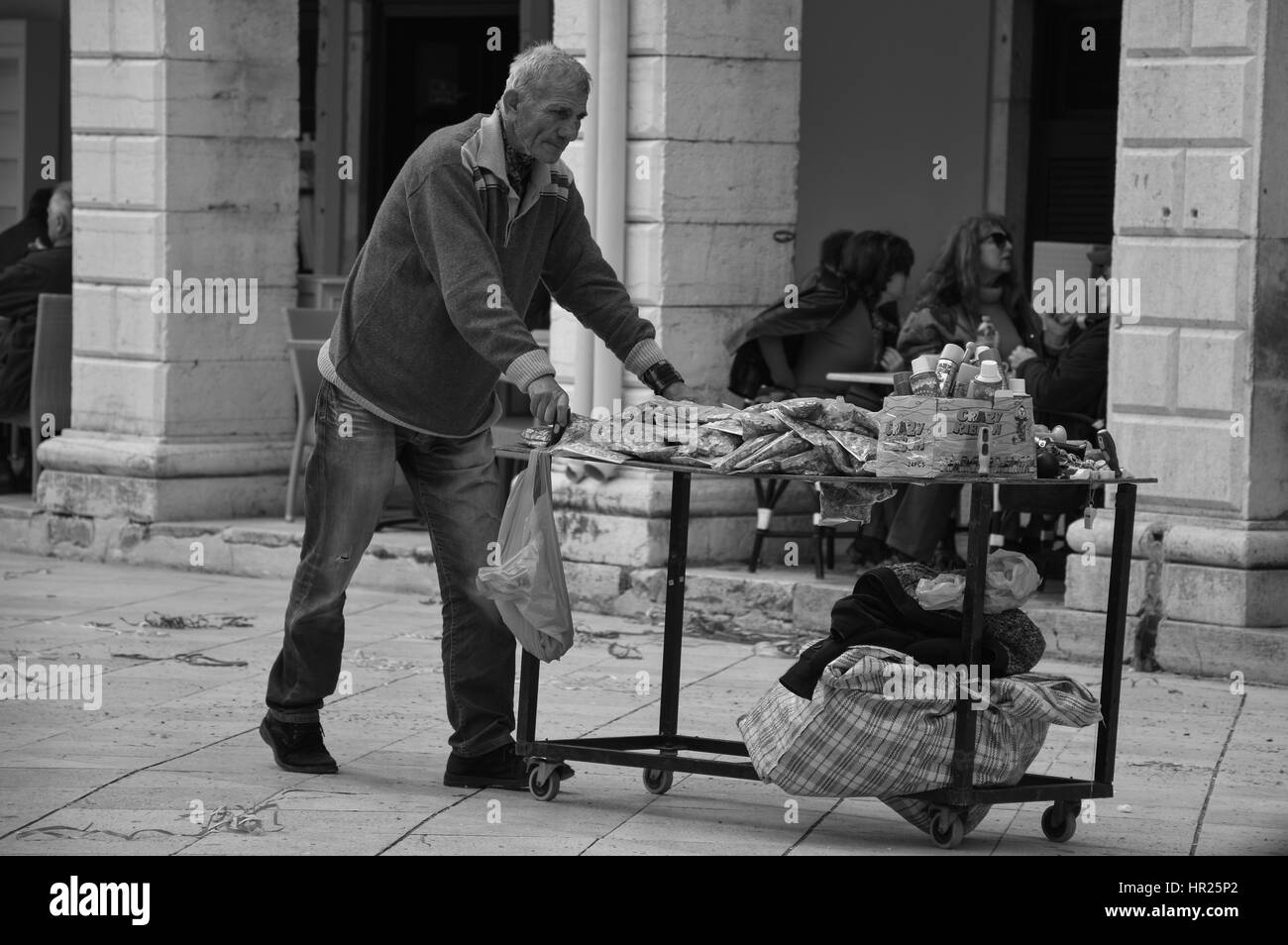 Venditore di stallo nella città di Corfù per le celebrazioni del Carnevale Foto Stock